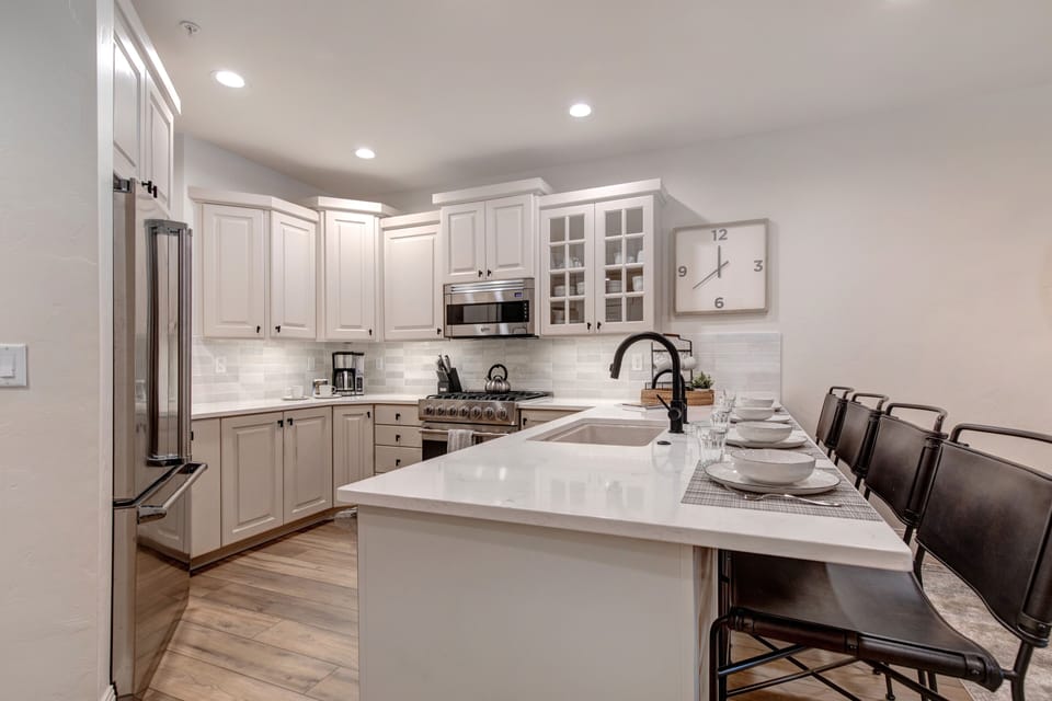 The Lovely Breakfast Bar │ Seats Four