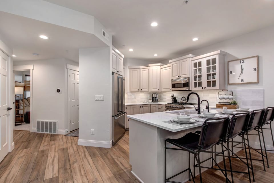 Kitchen │ Fully-Stocked For the Enthusiastic Home Chef