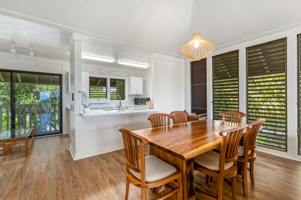 Dining area looking toward kitchen