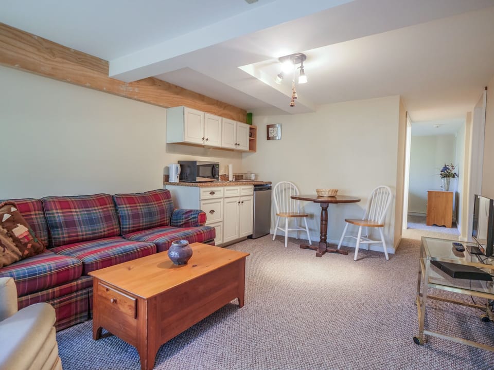 Attached 1BR apt/home office. Separate outside entrance.
