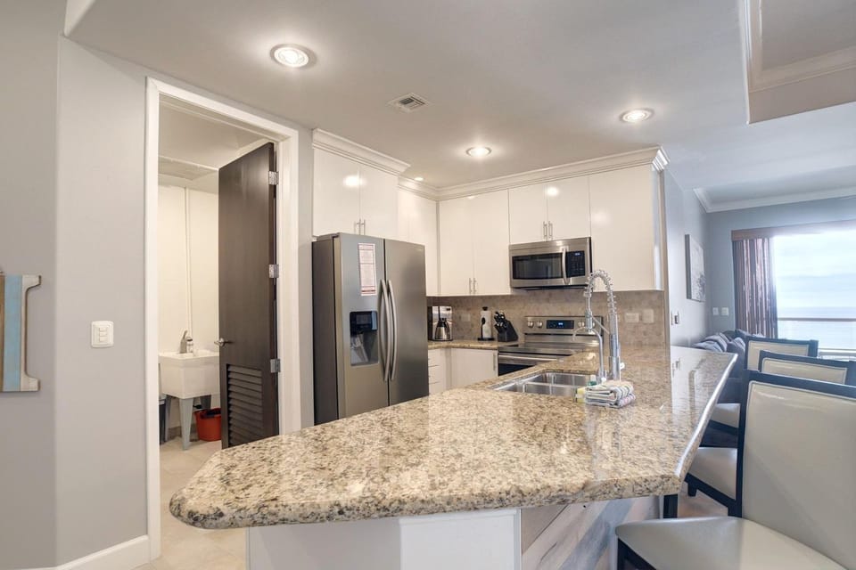 Upgraded kitchen, fully equipped 