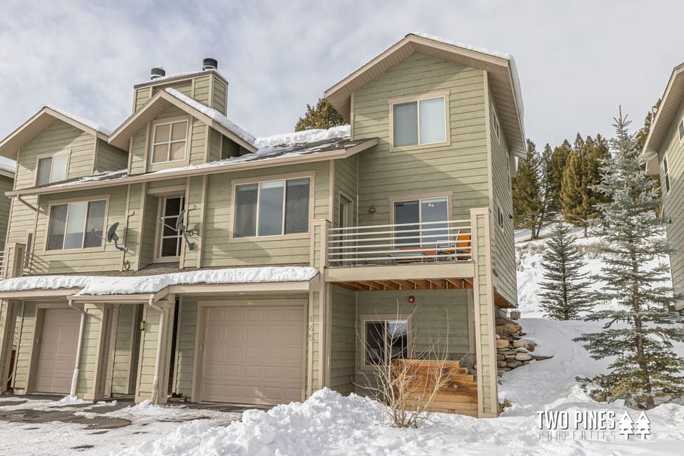 Front of 165 Blacktail Buck