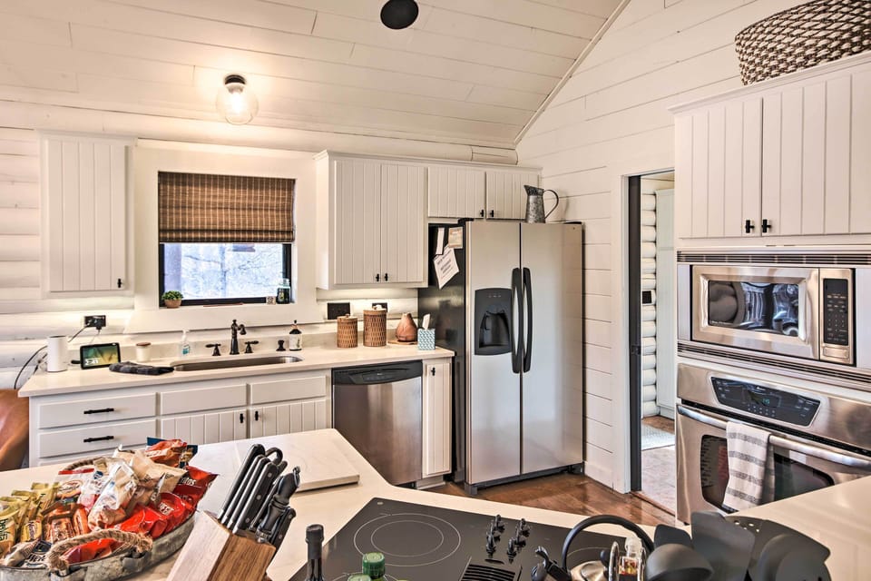 Fully Equipped Kitchen | Dishware & Flatware | Ice Maker