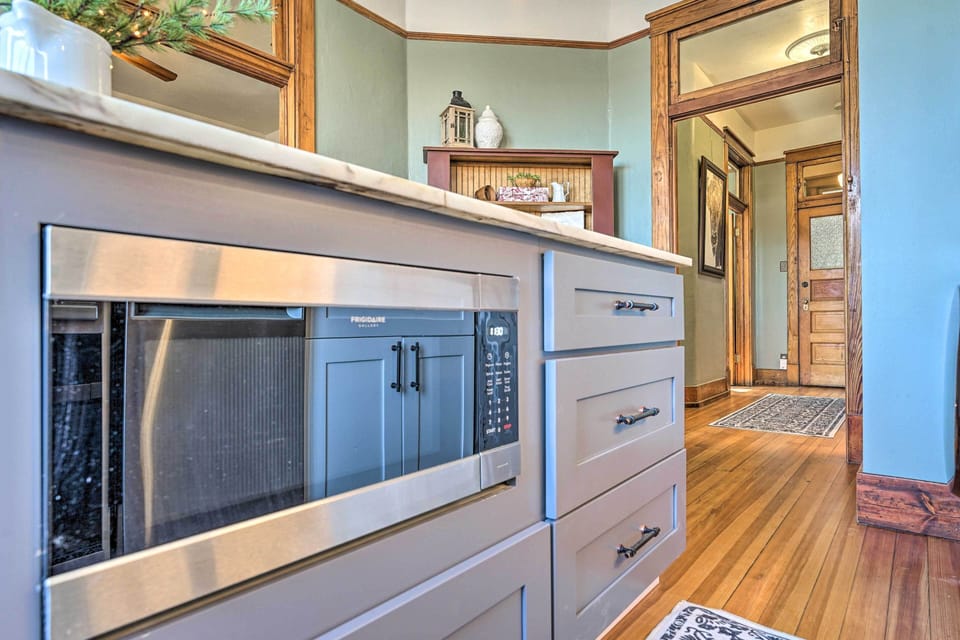 Kitchen | Under-Counter Microwave