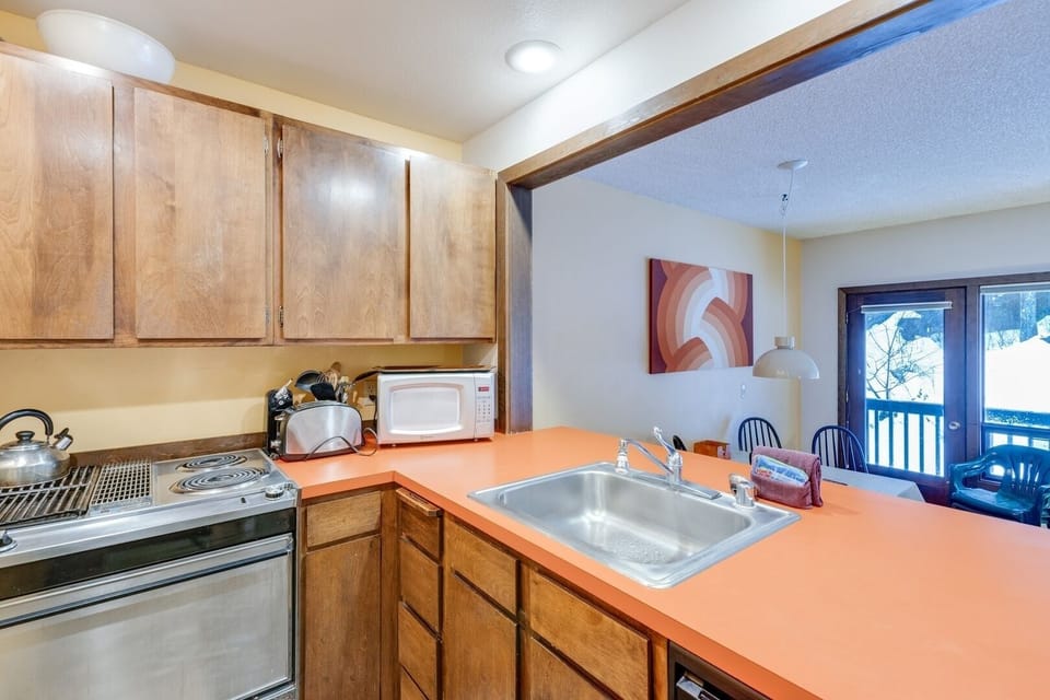 Indoors, Kitchen, Sink, Sink Faucet, Microwave