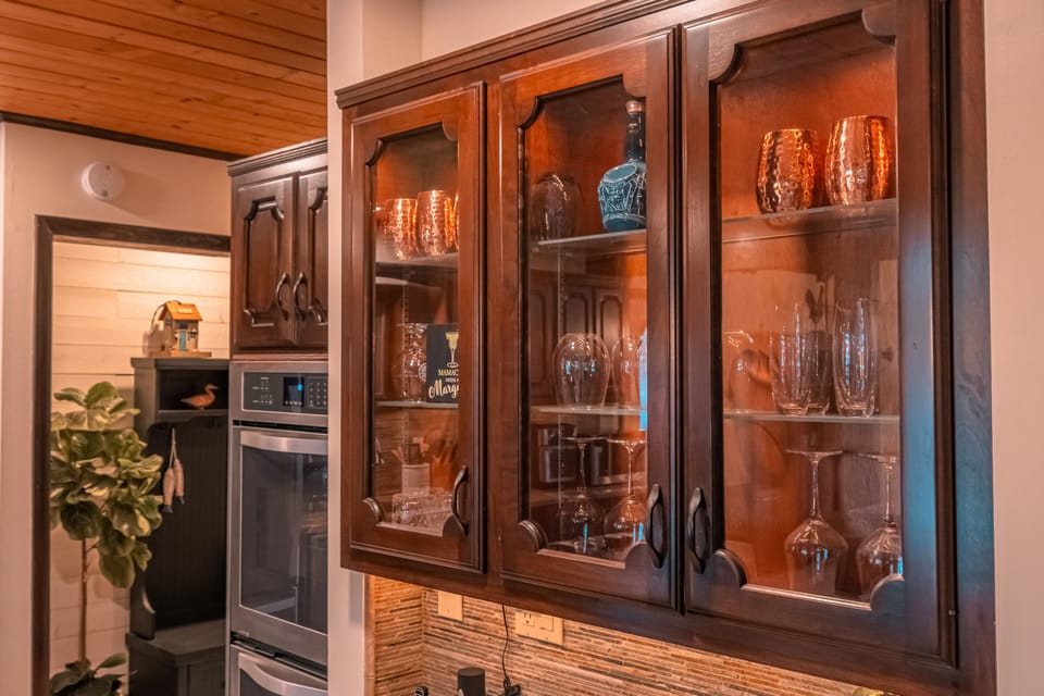 Kitchen has double oven, dishwasher, separate electric cooktop & more!