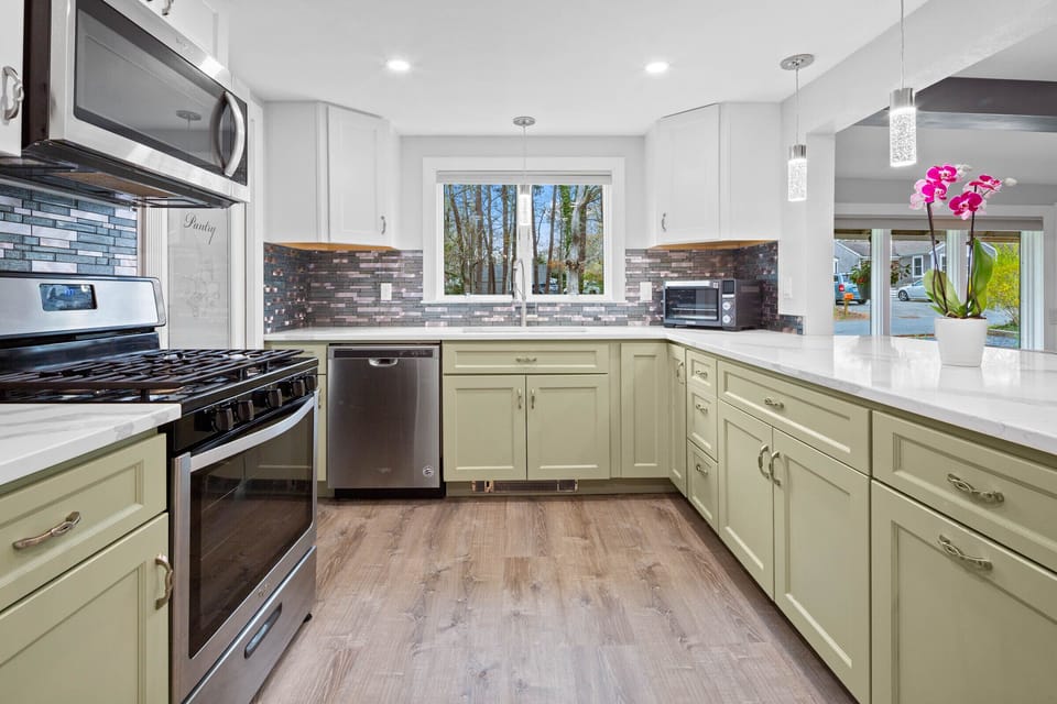 Modern fully stocked kitchen mostly anything you need