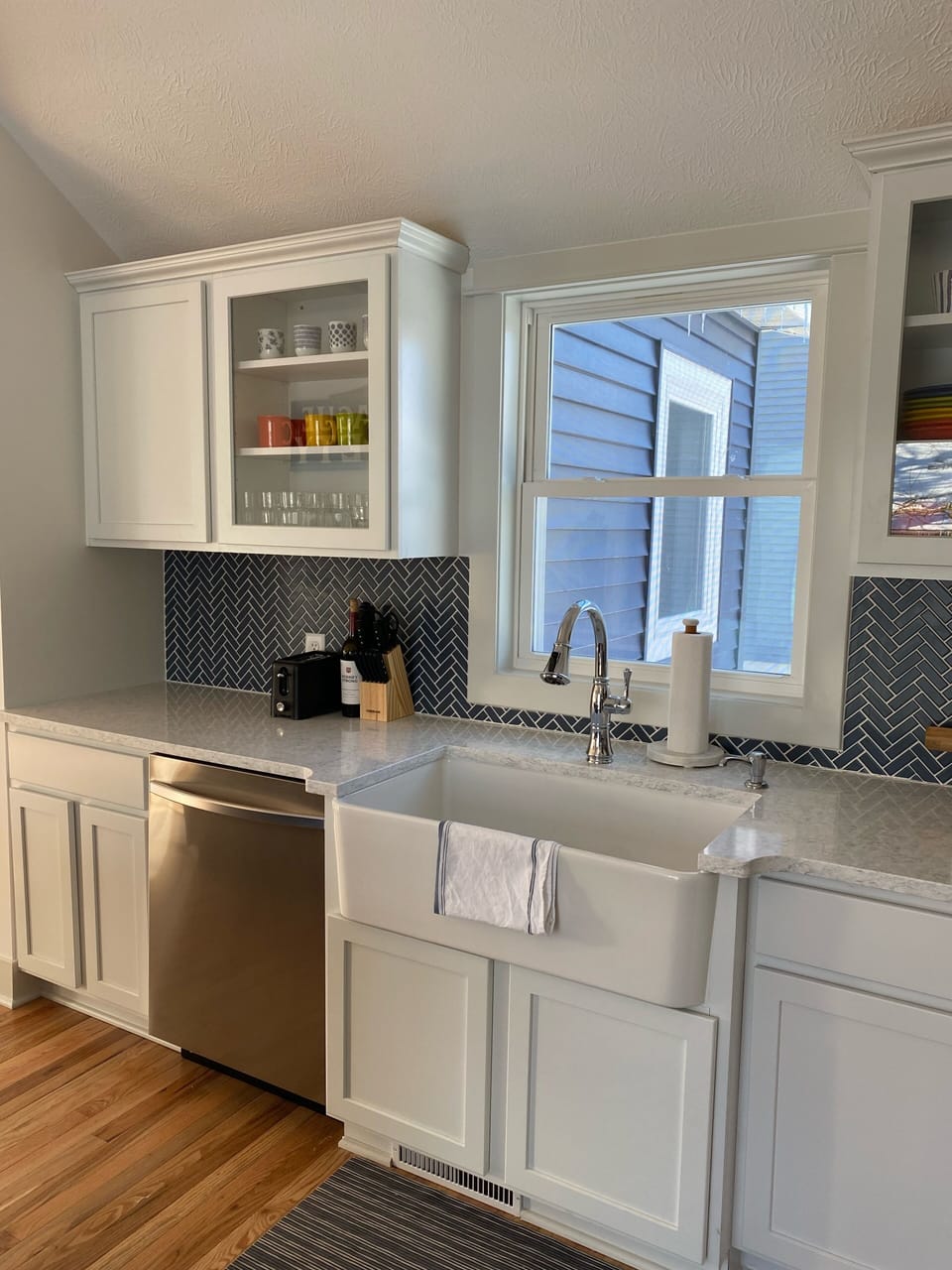 Kitchen dishwasher
