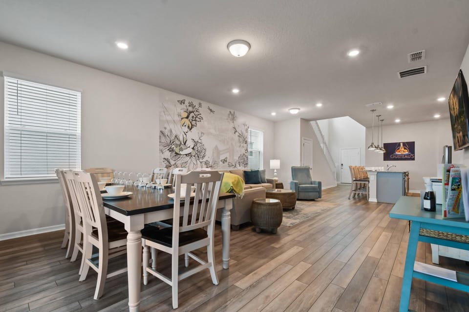 Lovely Dining Area with View of Pool/Spa
