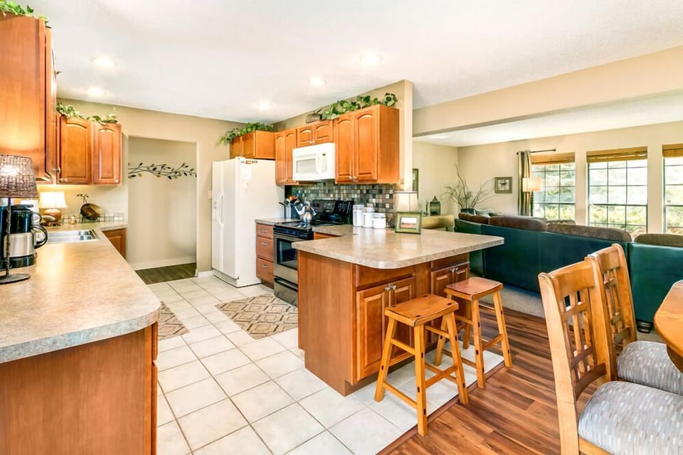Kitchen with breakfast bar