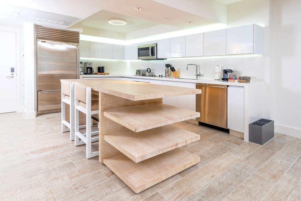 Full Kitchen with Dining table