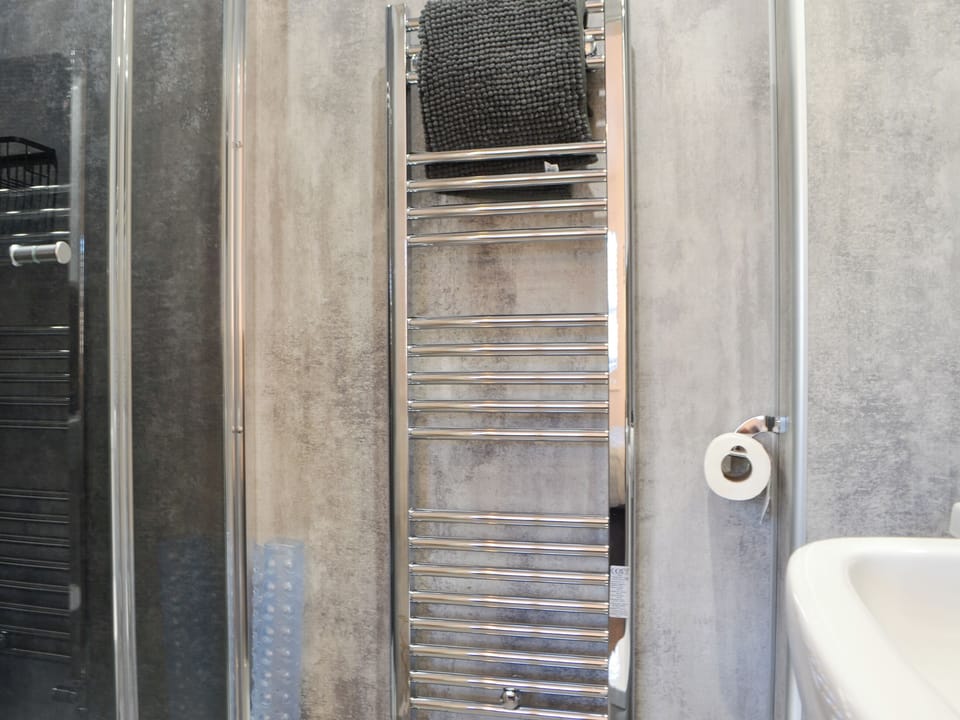 En-suite | Wise Cottage - Great Grove Apartments, Keswick
