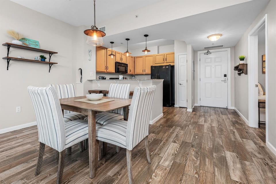 🍽️ Dining Area: Perfect for meals with family and friends