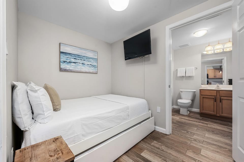 🛏️ Full Bedroom: Full bed with a twin trundle and adjacent bathroom with shower (sleeps 3)