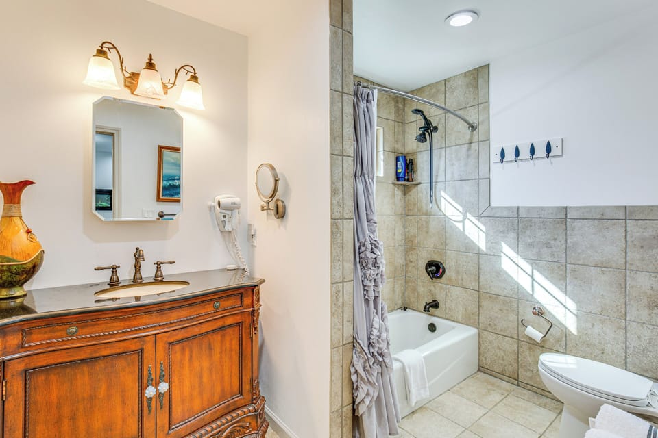 En-Suite Bathroom | Complimentary Toiletries | Walk-In Closet