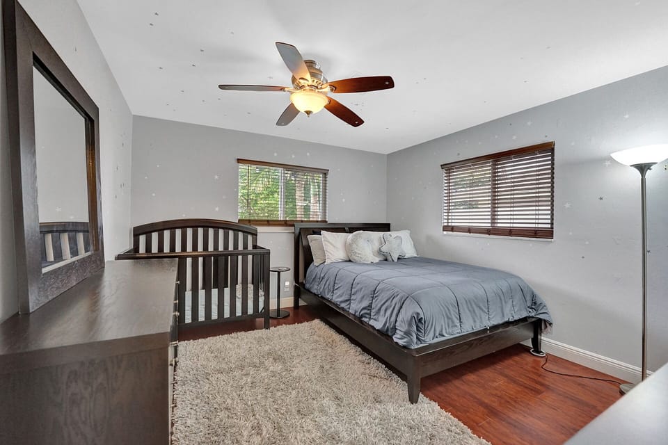 Queen bed and crib guest room