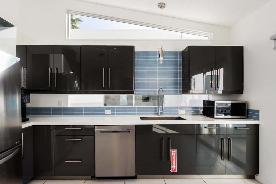 Sleek and stainless kitchen features