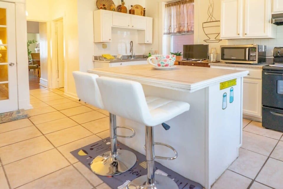 The open layout makes it easy to chat with friends in the living room while you prep snacks at the kitchen island. #homestyle