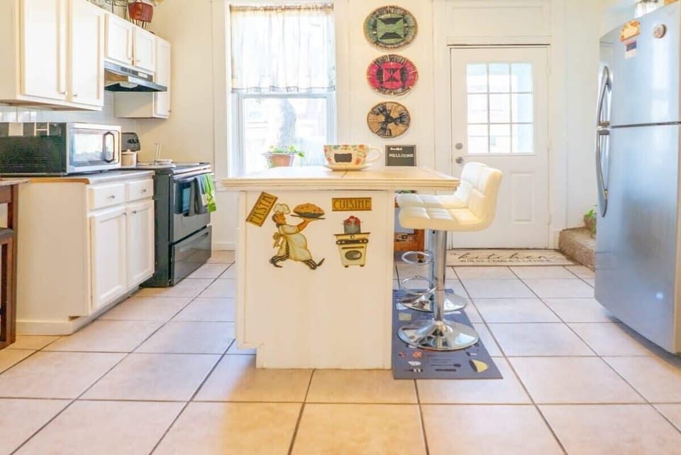 The kitchen island is the perfect spot for a quick breakfast or planning your day in the city. #breakfastbar 