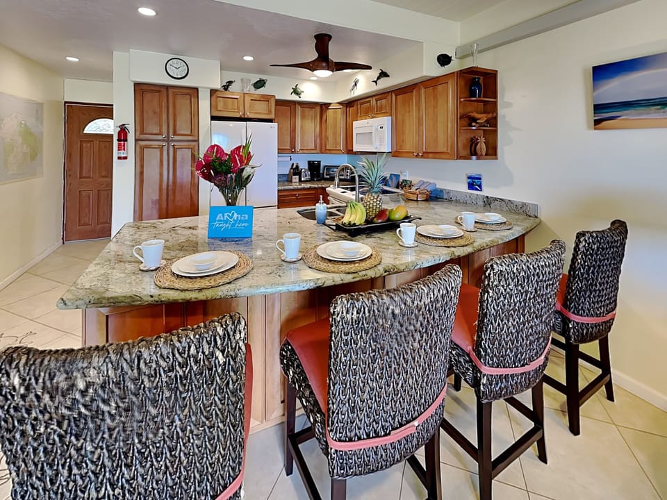 Full Kitchen - Countertop Seating for 4