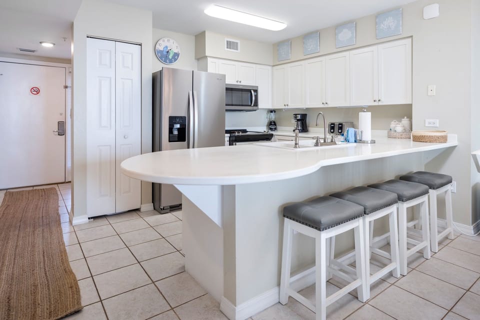 Kitchen bar area to kitchen