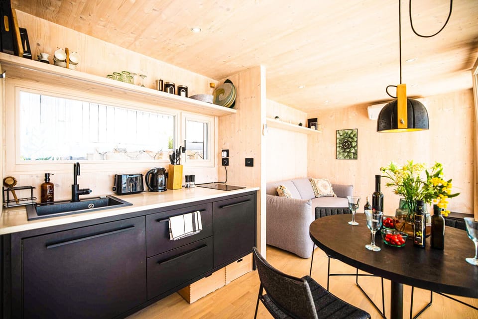 A look at the living room is enough to know that the holiday home is well equipped.