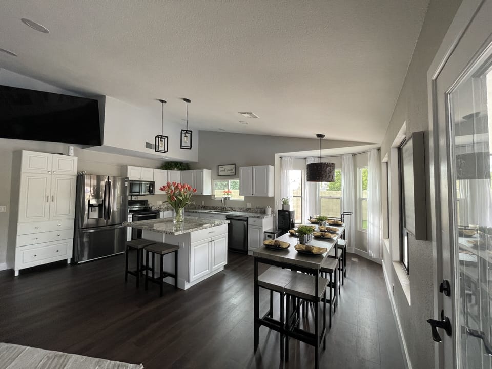 Kitchen & dining area