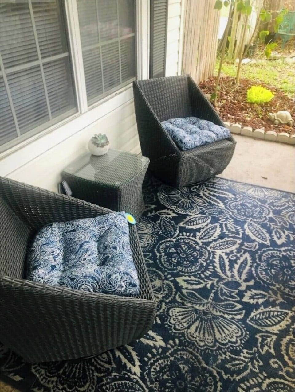 Relax on the front porch while the kids play on the tree swing ☺️