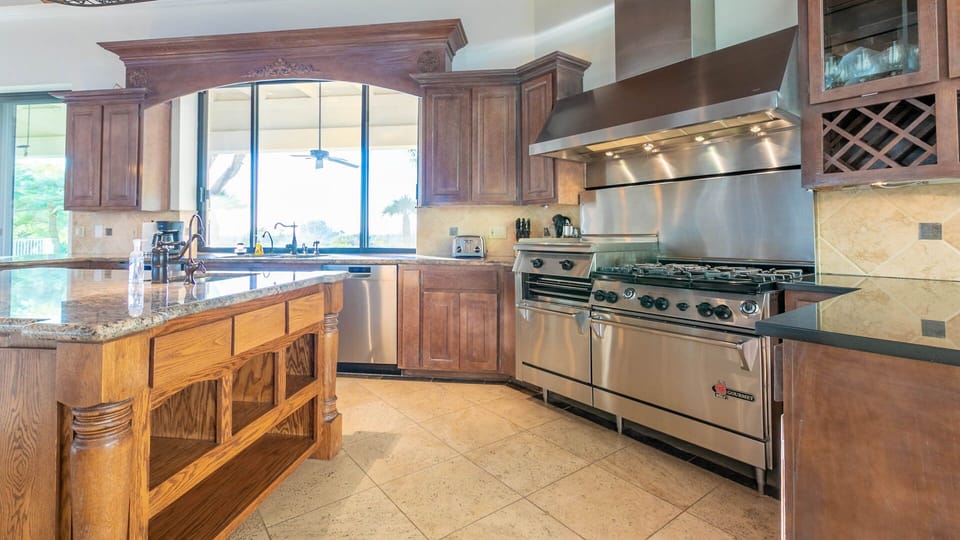Gorgeous large island & chef's gas range for grand meals 