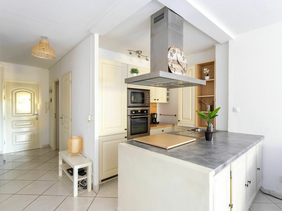 Furniture, Property, Cabinetry, Kitchen Sink, Houseplant, Countertop, Wood, Kitchen, Architecture, Plant