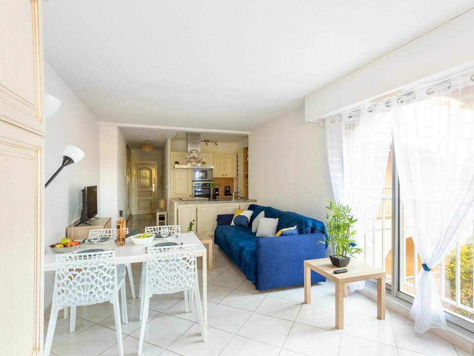 Table, Furniture, Plant, Couch, Picture Frame, Houseplant, Interior Design, Flooring, Building, Floor