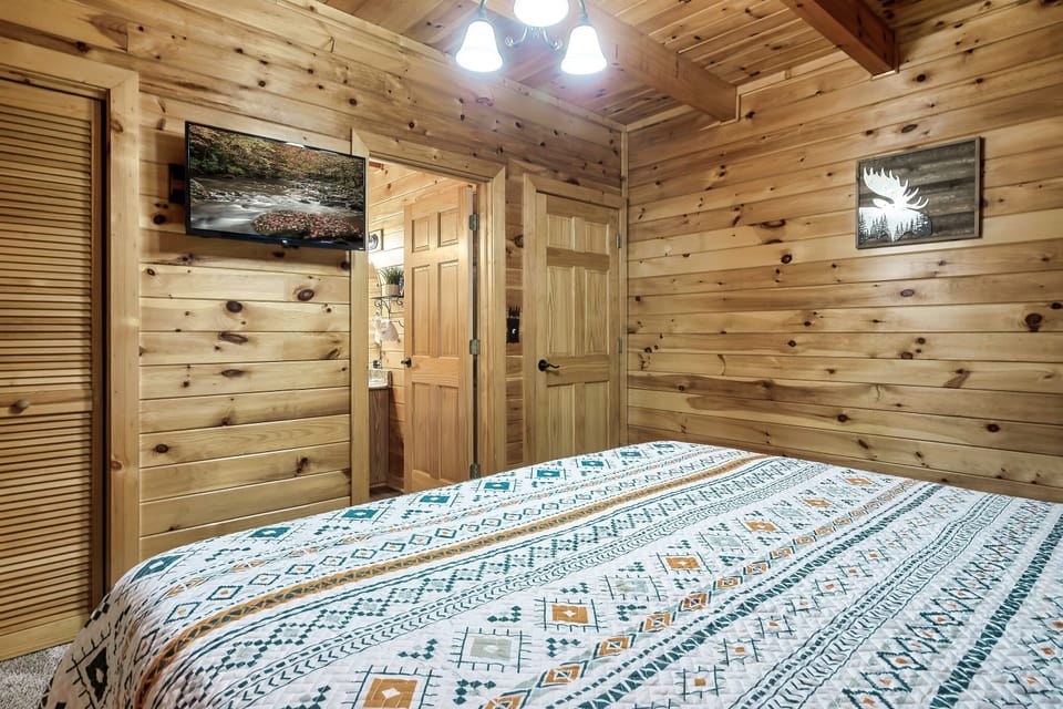 King bedroom with the WIFI TV.