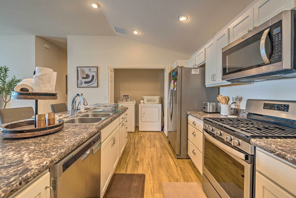 Kitchen | In-Unit Washer & Dryer