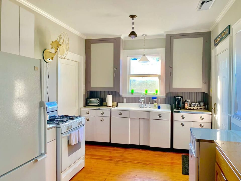 Retro fully stocked kitchen