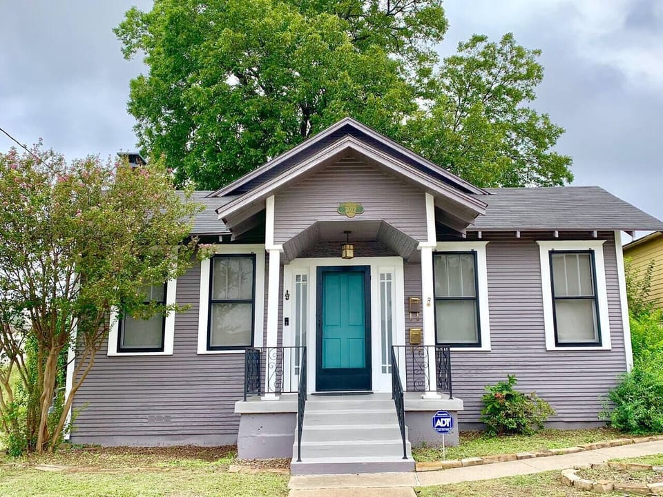 Old Dallas charm with modern touches. Street parking. 