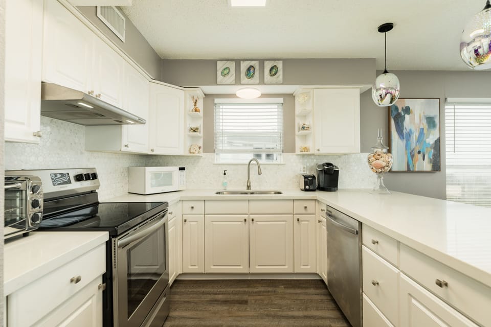 Fully equipped kitchen with storage for all your beach snacks