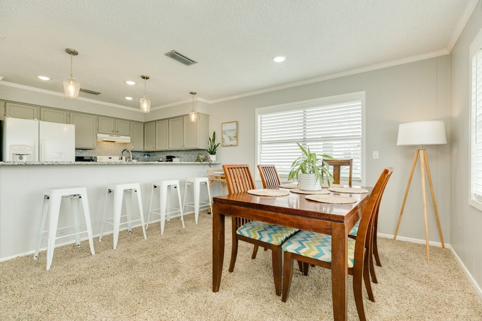 Additional seating for 4 at the adjacent breakfast bar