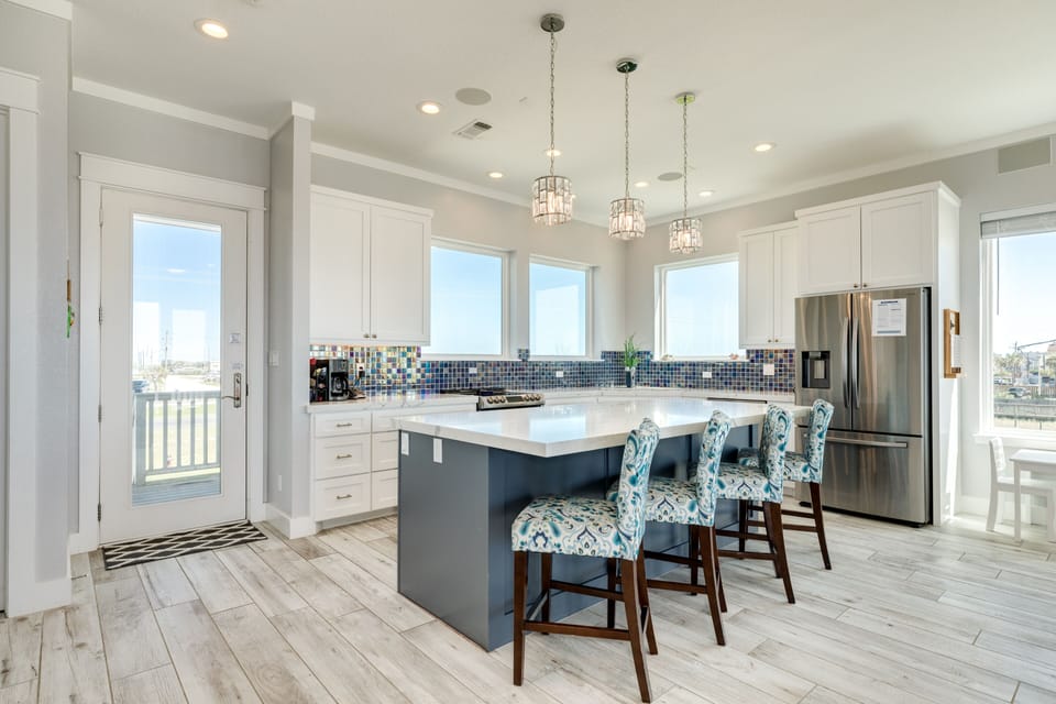 Large kitchen island, perfect for serving or snacking