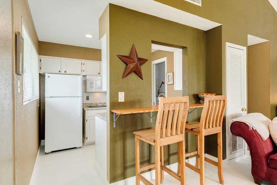 Additional seating for 2 more at the breakfast bar