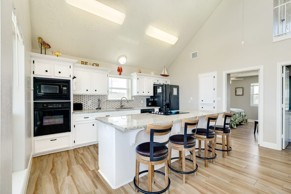Large kitchen island, perfect for snacking or serving meals