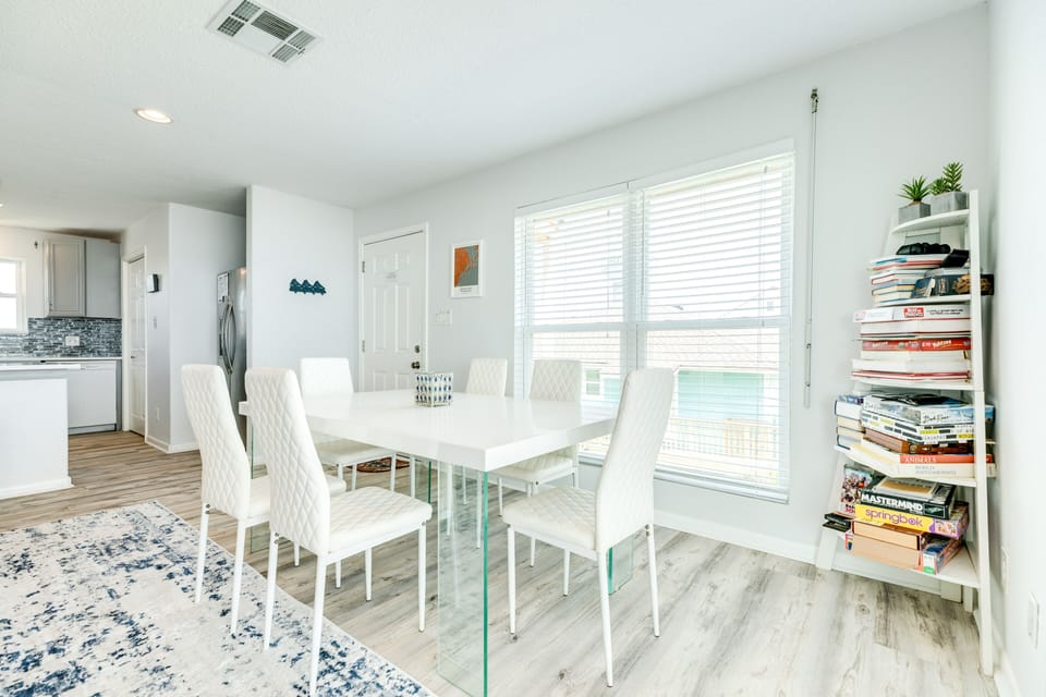 Comfortably sit up to 6 at the dining table
