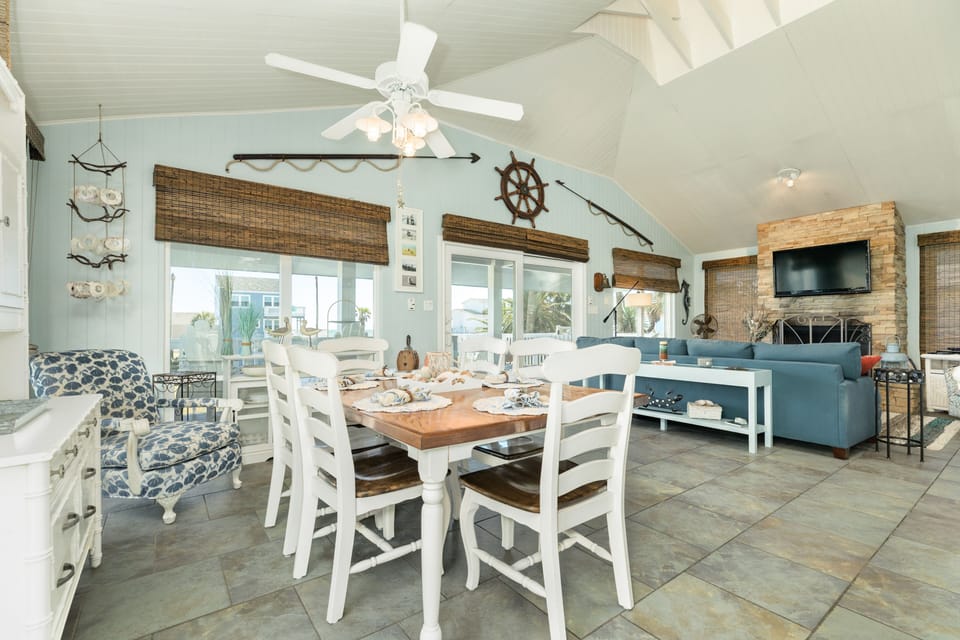 Comfortably sit up to 6 at the dining table