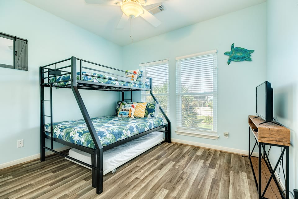 Pyramid Bunk + Trundle, Main level