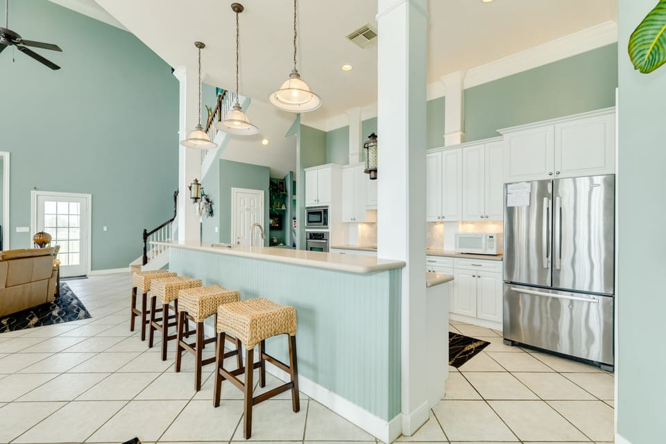 Large breakfast bar - perfect for snacking or serving meals