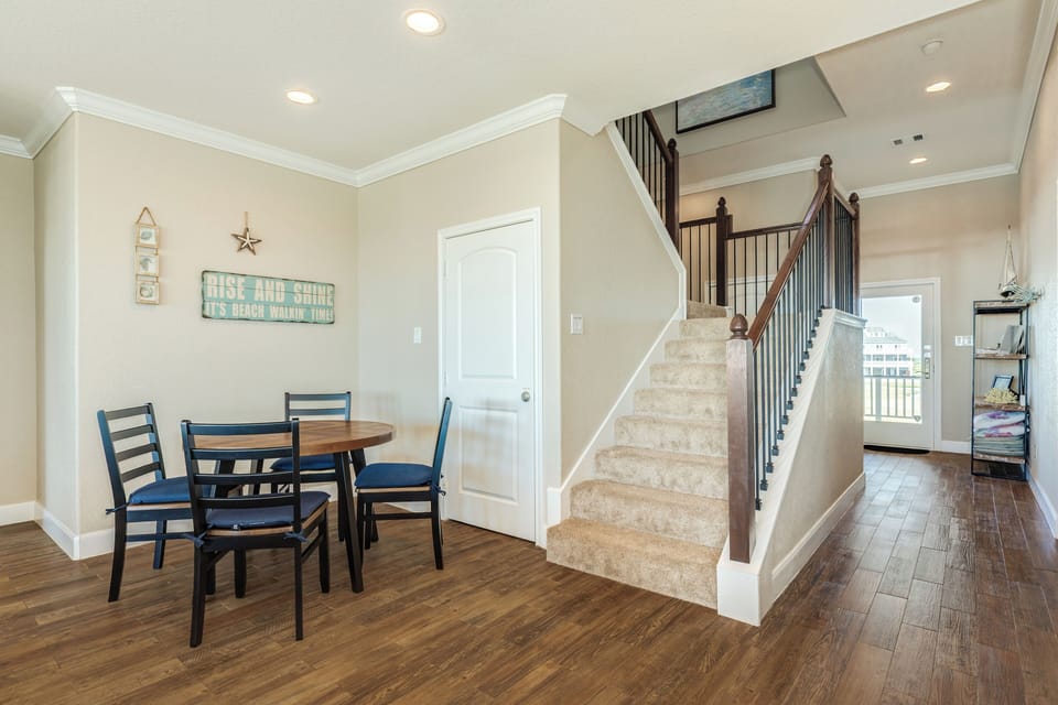 Additional table with seating for 4 in the living area