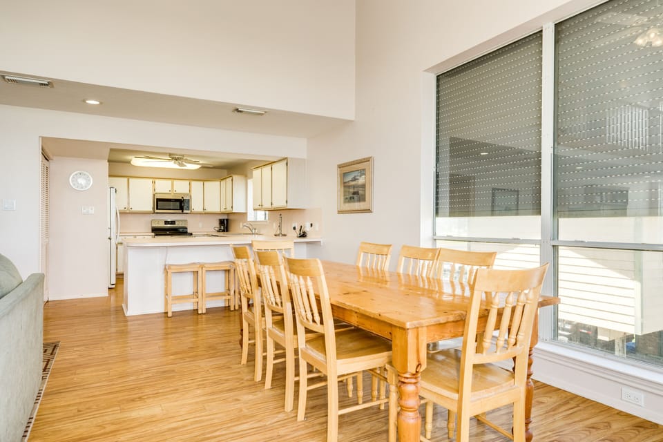 Comfortably sit up to 8 at the dining table