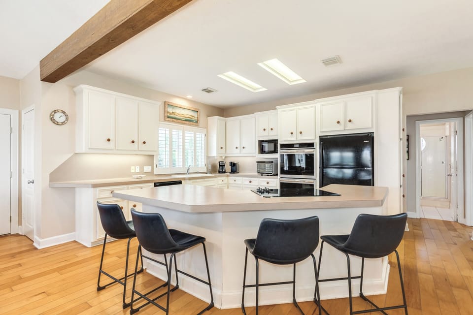 Grab a quick bite or enjoy meals at the breakfast bar