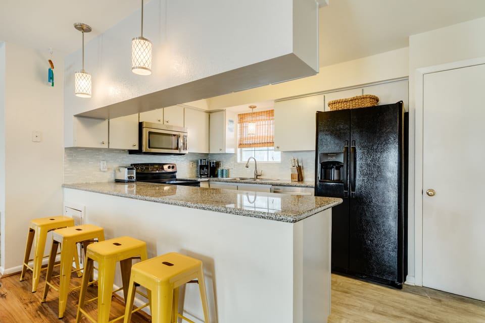 Grab a quick bite to eat or enjoy meals at the breakfast bar
