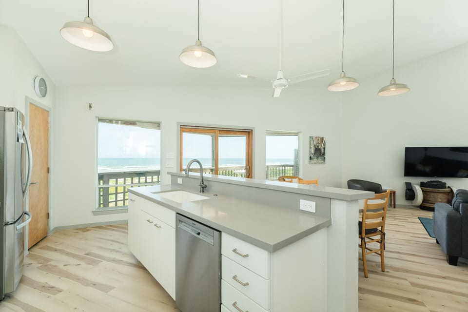 Prepare and clean up meals all while overlooking the Gulf