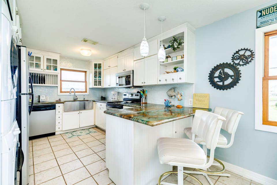 Grab a quick bite or enjoy meals at the breakfast bar